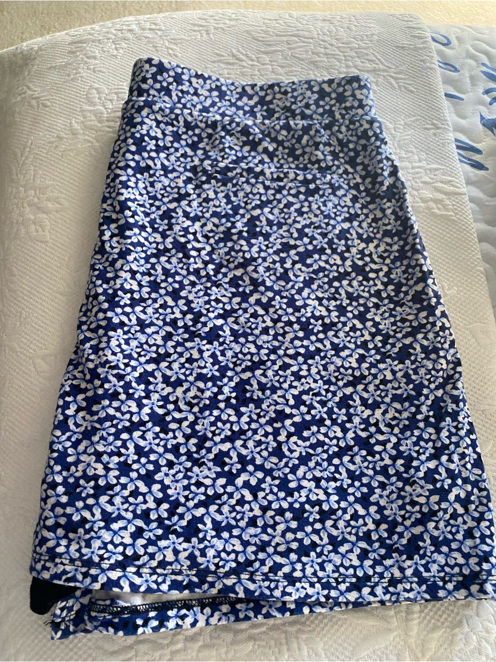 Jones New York Blue and White Floral Trim Top